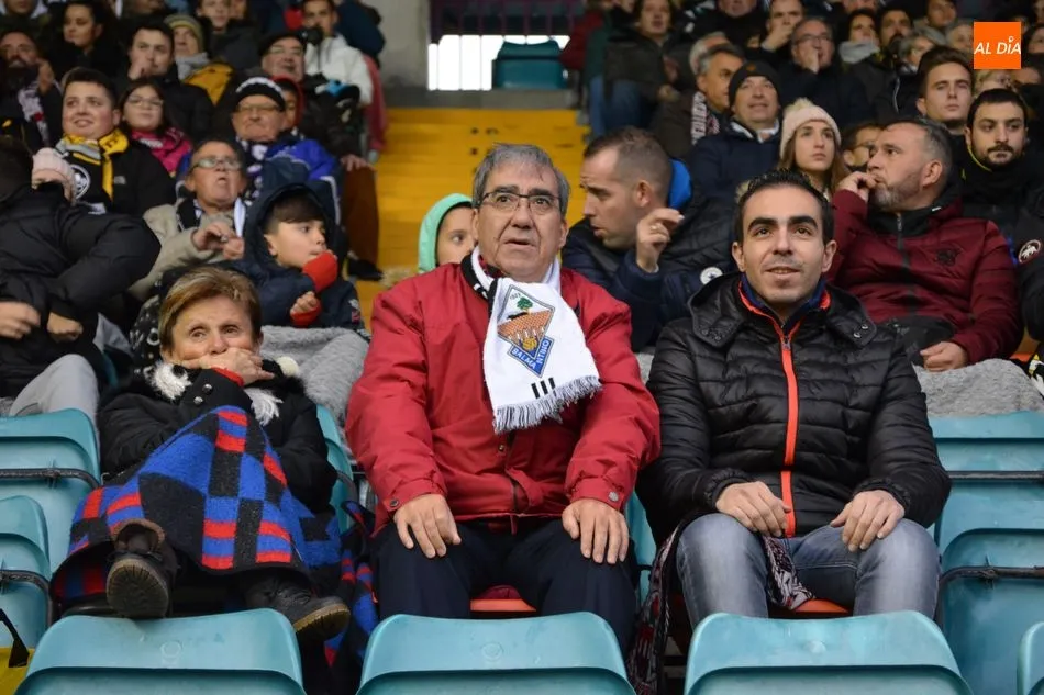 Foto 11 - El Helm&aacute;ntico se olvida del fr&iacute;o y se &lsquo;calienta&rsquo; animando al Salamanca UDS