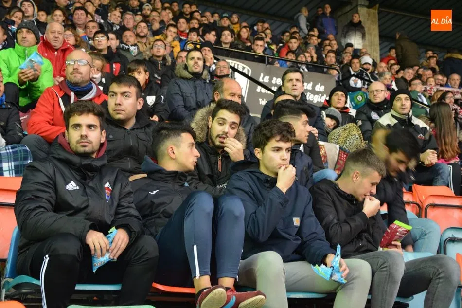 Foto 10 - El Helm&aacute;ntico se olvida del fr&iacute;o y se &lsquo;calienta&rsquo; animando al Salamanca UDS