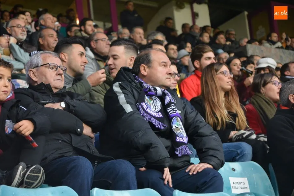 Foto 6 - El Helm&aacute;ntico se olvida del fr&iacute;o y se &lsquo;calienta&rsquo; animando al Salamanca UDS