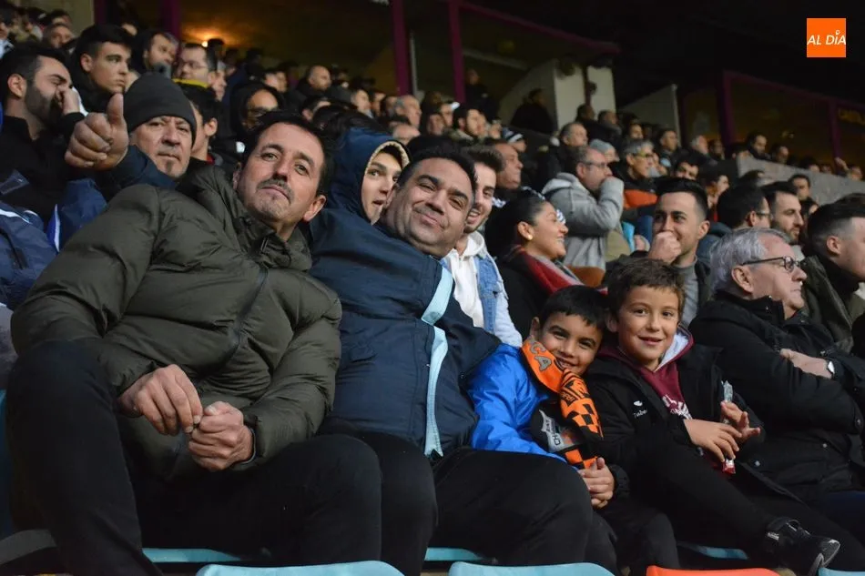 Foto 4 - El Helm&aacute;ntico se olvida del fr&iacute;o y se &lsquo;calienta&rsquo; animando al Salamanca UDS