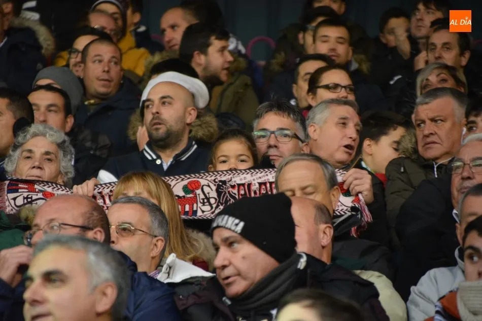 Foto 3 - El Helm&aacute;ntico se olvida del fr&iacute;o y se &lsquo;calienta&rsquo; animando al Salamanca UDS