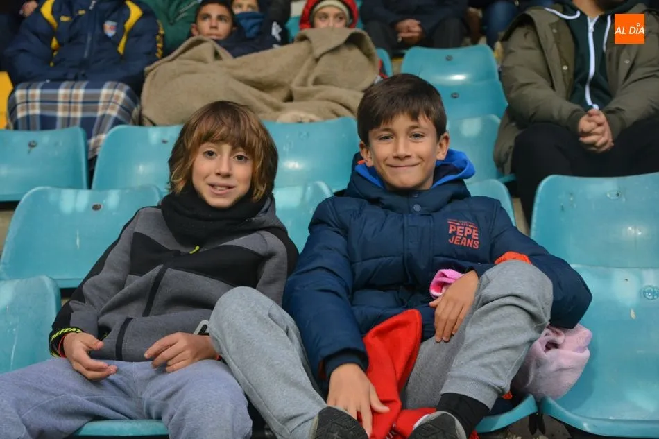 Foto 2 - El Helm&aacute;ntico se olvida del fr&iacute;o y se &lsquo;calienta&rsquo; animando al Salamanca UDS