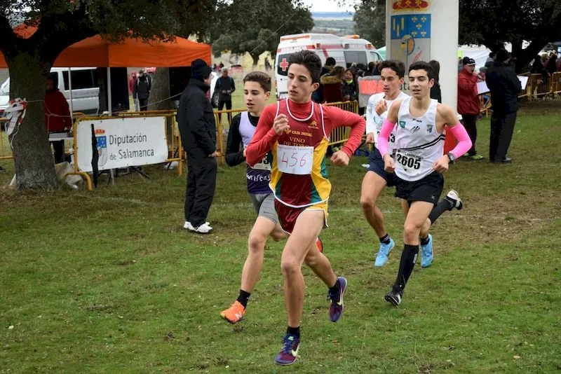 Foto 4 - La IV Carrera Popular Taurina y la I Jornada de Juegos Escolares de Campo a Trav&eacute;s se saldan con...