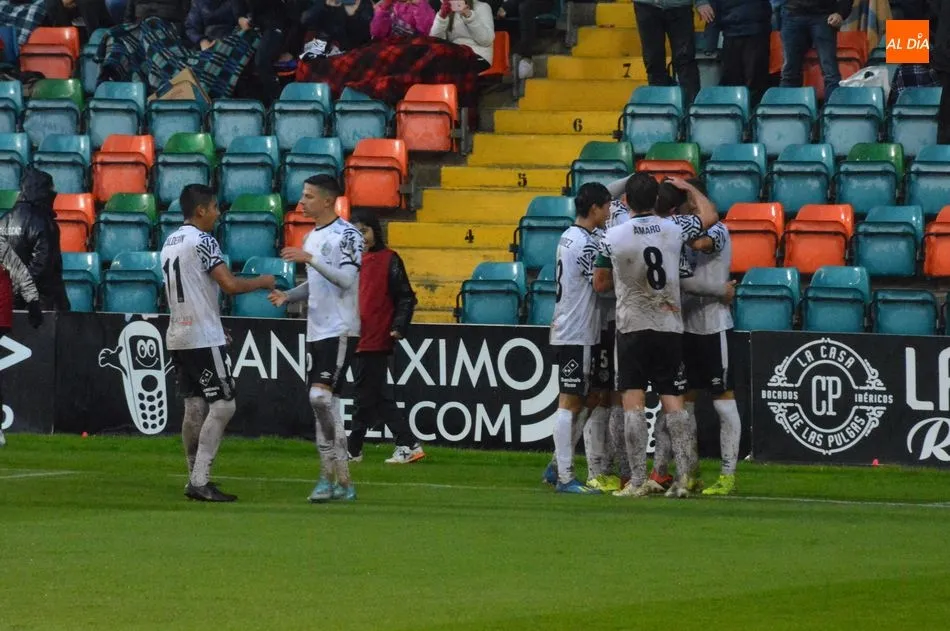 Los jugadores del Salamanca UDS celebran el gol de Ubis / Lydia González