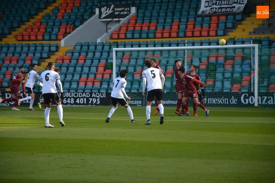 Jugada del partido disputado en el Helmántico entre el Salamanca B y el Júpiter Leonés / Lydia González