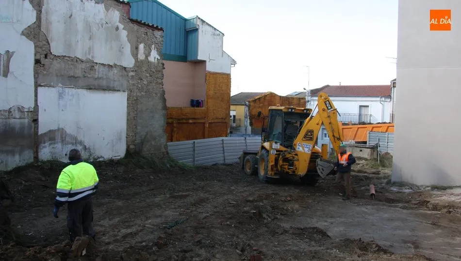 Este lunes comenzaban las obras de excavación y desescombro del solar / CORRAL