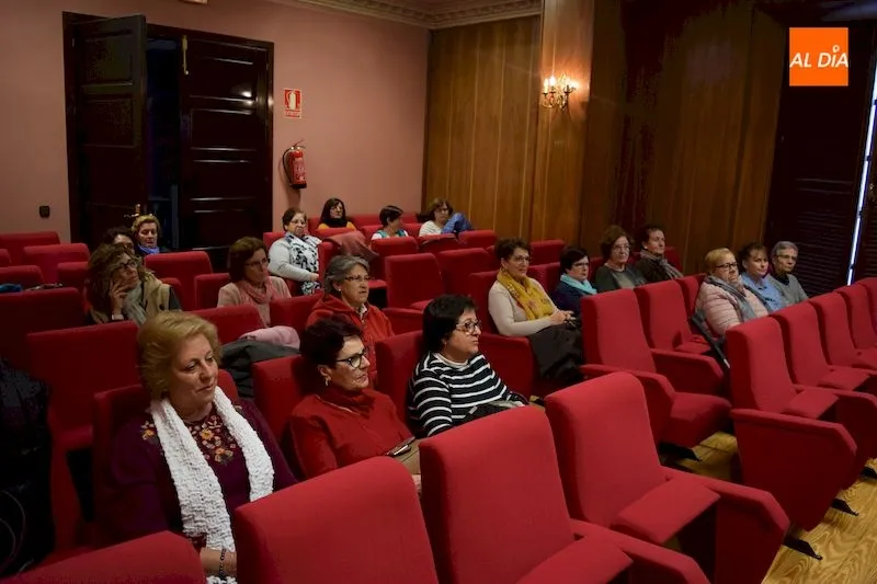 Foto 4 - El Ayuntamiento hace entrega a la Asociaci&oacute;n Espa&ntilde;ola Contra el C&aacute;ncer de un cheque por valor de ...