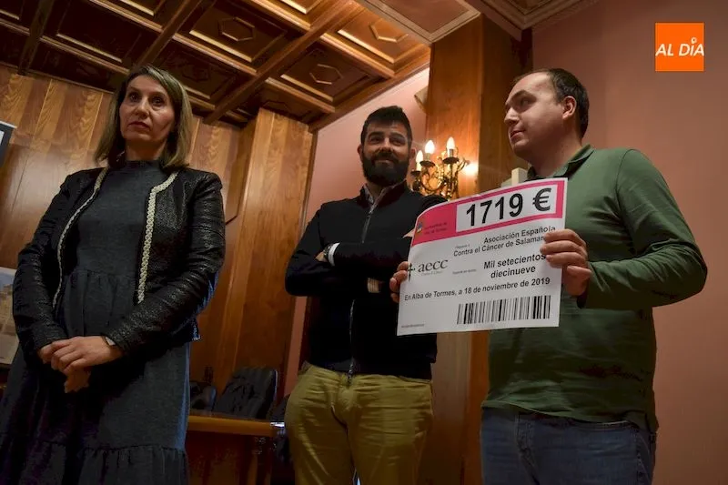 Foto 3 - El Ayuntamiento hace entrega a la Asociaci&oacute;n Espa&ntilde;ola Contra el C&aacute;ncer de un cheque por valor de ...