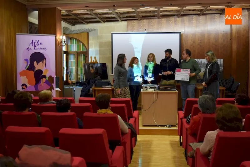 Foto 2 - El Ayuntamiento hace entrega a la Asociaci&oacute;n Espa&ntilde;ola Contra el C&aacute;ncer de un cheque por valor de ...