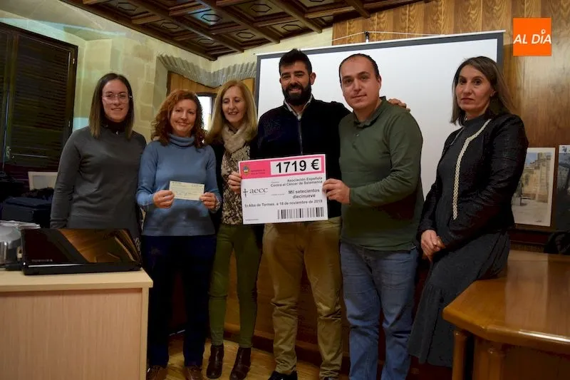 Acto de entrega del cheque a la Asociación Española Contra el Cáncer / Pedro Zaballos