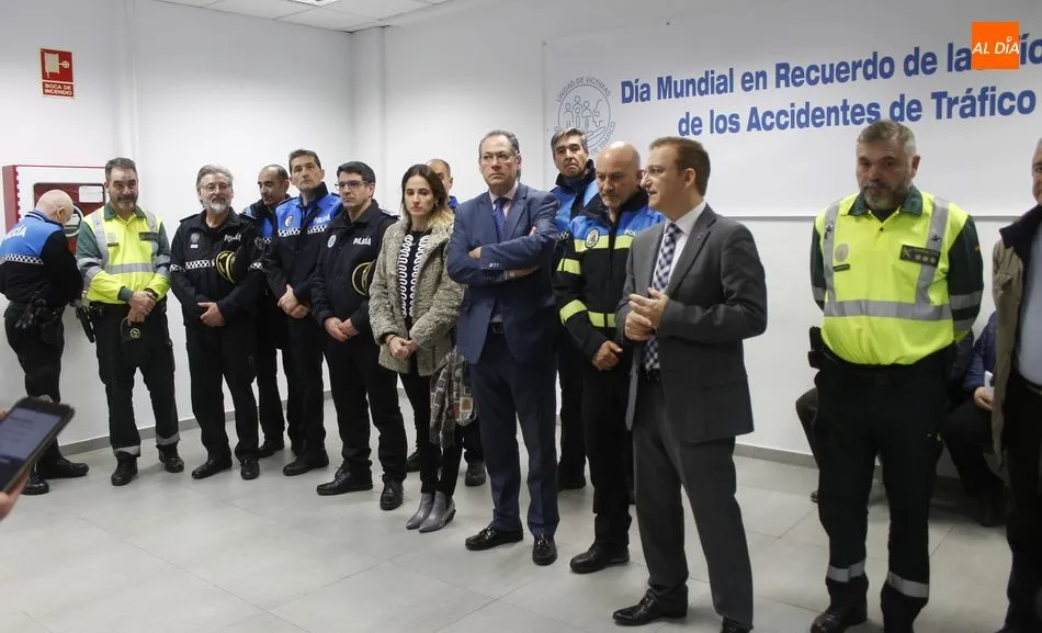 Acto conmemorativo en el que se ha guardado un minuto de silencio por todas las personas fallecidas en las carreteras / MJ Curto