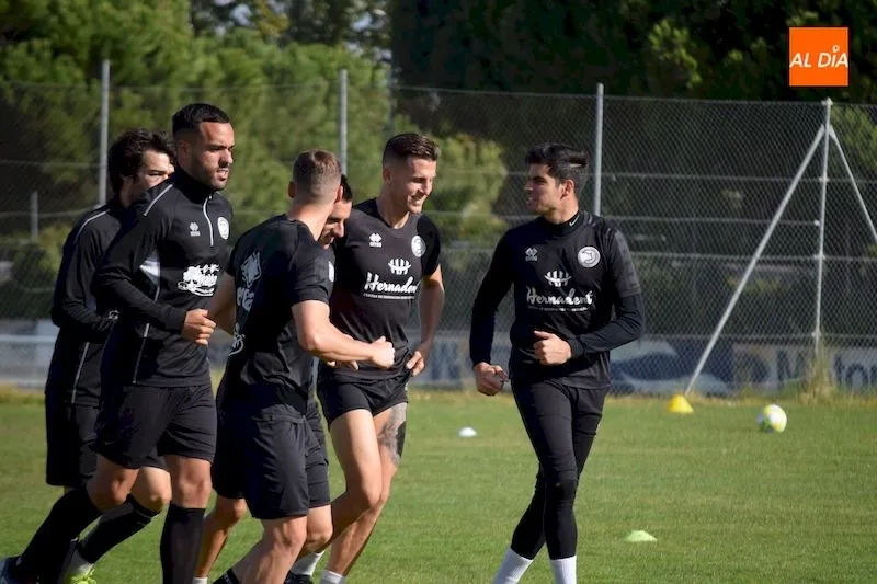 Jugadores de Unionistas realizan carrera continua durante un entrenamiento / Archivo