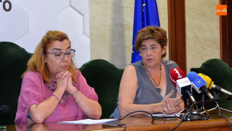 De i. a d. Ana V. Peralejo, concejala y Elena Martín Vázquez, alcaldesa