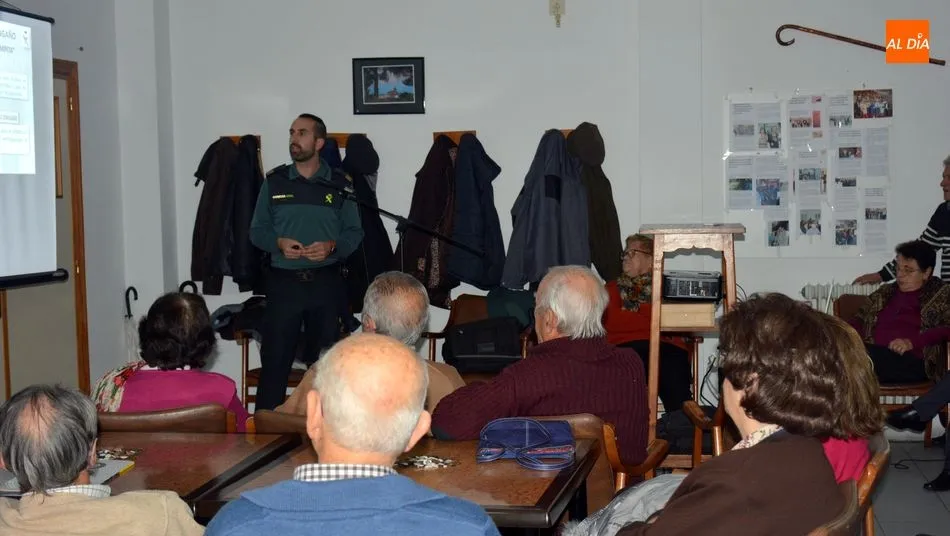 La Guardia Civil ofrece a los Jubilados de Lumbrales consejos para evitar ser víctimas de delitos 