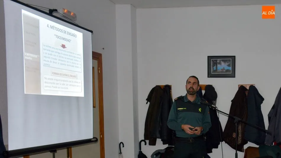 Foto 2 - La Guardia Civil ofrece a los Jubilados de Lumbrales consejos para evitar ser v&iacute;ctimas de delitos&nbsp;