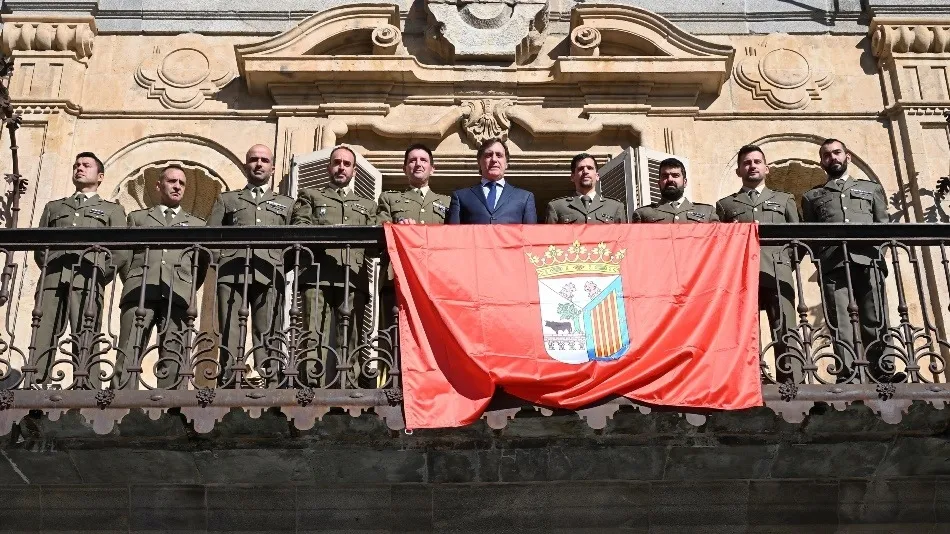 Foto 3 - Los militares salmantinos viajar&aacute;n hasta la Ant&aacute;rtida con una bandera de la ciudad