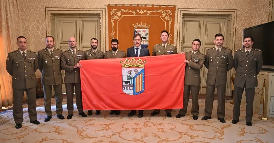 Los militares salmantinos viajarán hasta la Antártida con una bandera de la ciudad