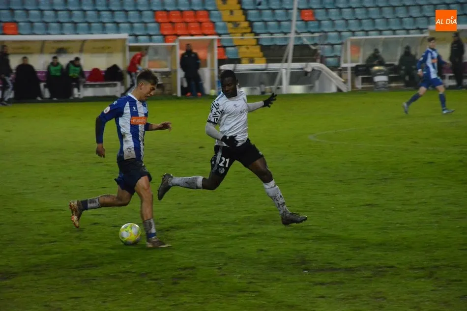 One intenta arrebatar el balón a un jugador del Alavés B / Lydia González