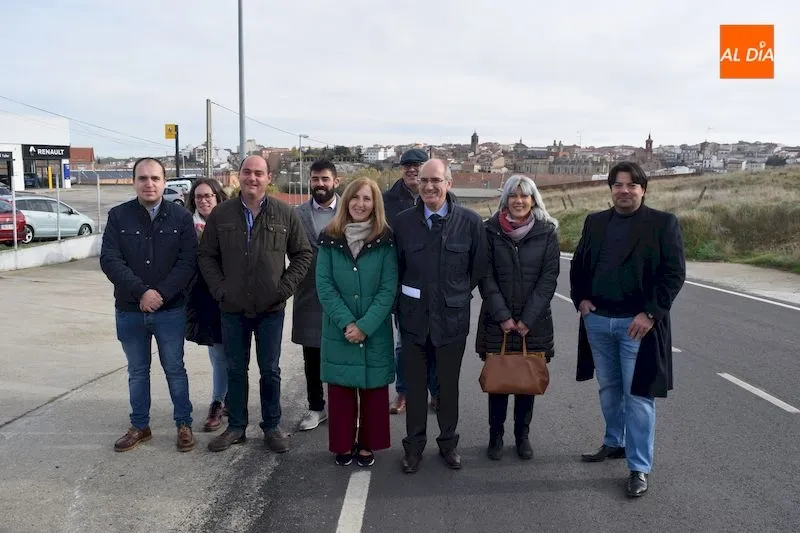 Representantes de los Ayuntamientos de Alba de Tormes, Valdemierque y Martinamor junto a autoridades de la Diputación de Salamanca