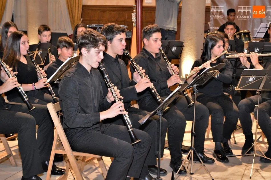 Foto 11 - Brillante concierto de la Banda de M&uacute;sica de Villamayor en el Casino