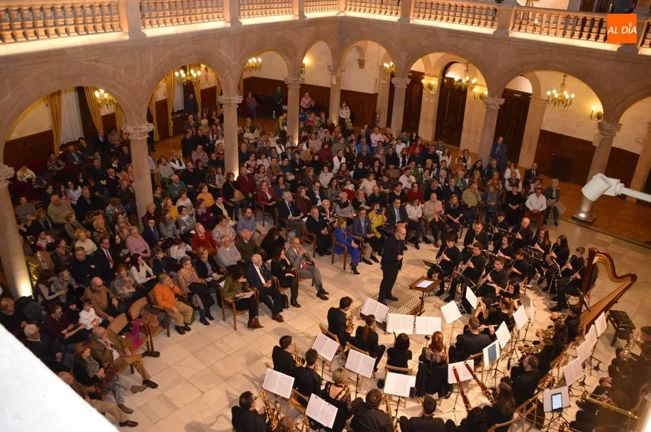 Foto 6 - Brillante concierto de la Banda de M&uacute;sica de Villamayor en el Casino