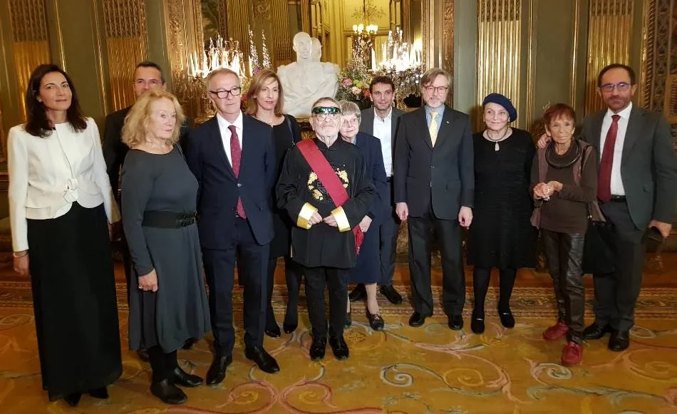 Fernando Arrabal recibe en París la Gran Cruz de la Orden Civil de Alfonso X El Sabio  