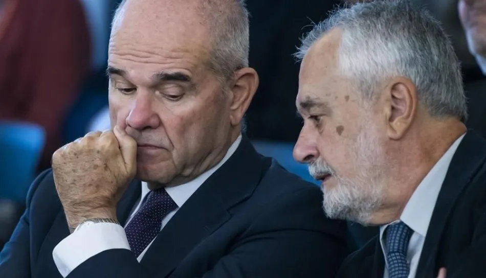 El expresidente de la Junta de Andalucía José Antonio Griñán, junto a su antecesor en el cargo, Manuel Chaves