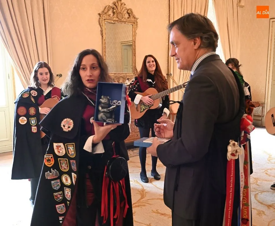 Foto 2 - El alcalde recibe a la Tuna Femenina de la Universidad de Salamanca por su 25 aniversario