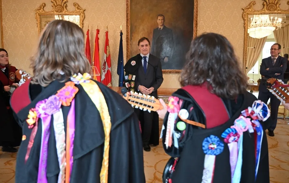 Foto 10 - El alcalde recibe a la Tuna Femenina de la Universidad de Salamanca por su 25 aniversario