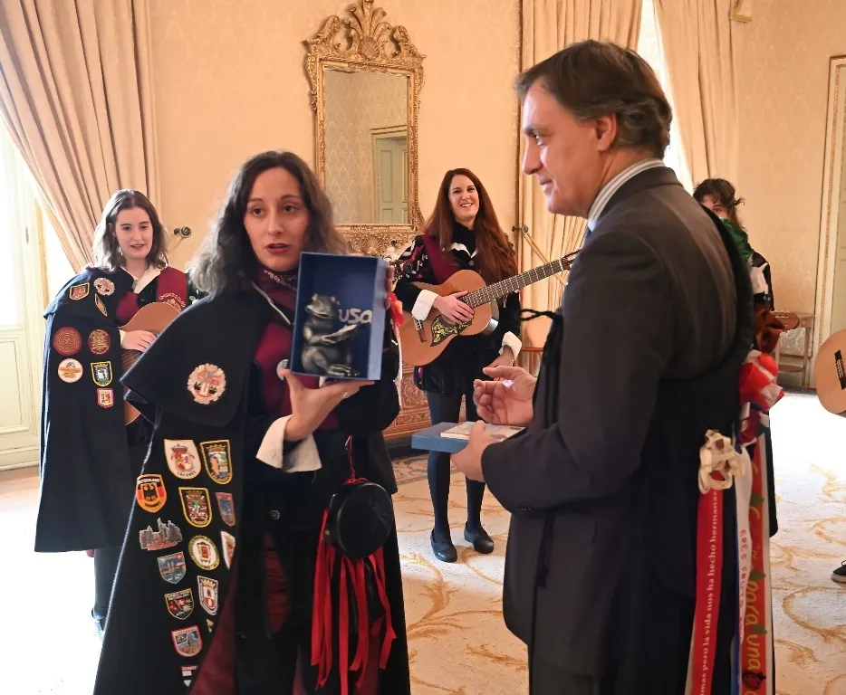 Foto 9 - El alcalde recibe a la Tuna Femenina de la Universidad de Salamanca por su 25 aniversario