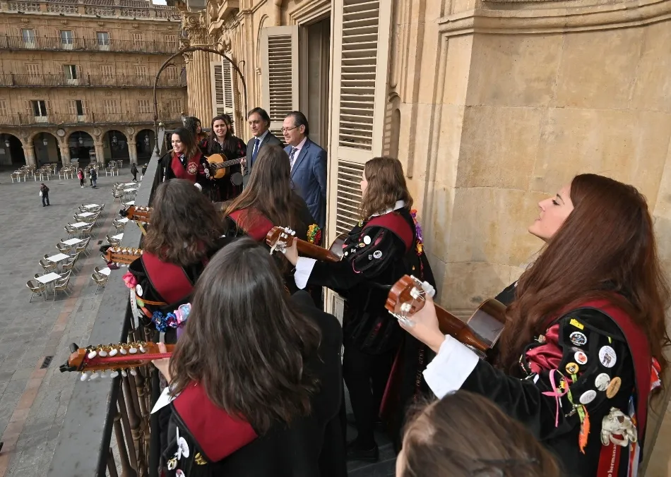 Foto 8 - El alcalde recibe a la Tuna Femenina de la Universidad de Salamanca por su 25 aniversario