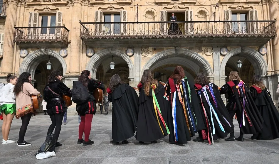 Foto 5 - El alcalde recibe a la Tuna Femenina de la Universidad de Salamanca por su 25 aniversario