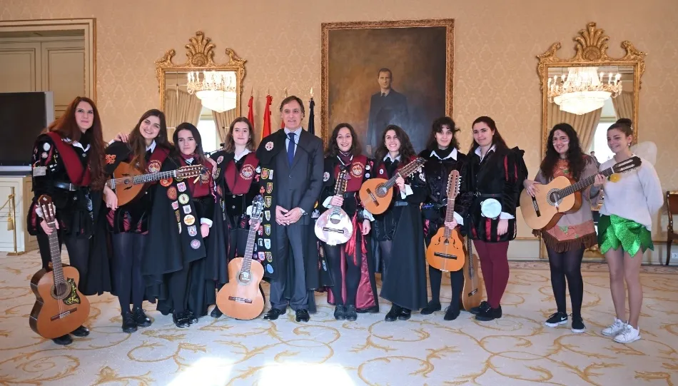 Foto 4 - El alcalde recibe a la Tuna Femenina de la Universidad de Salamanca por su 25 aniversario