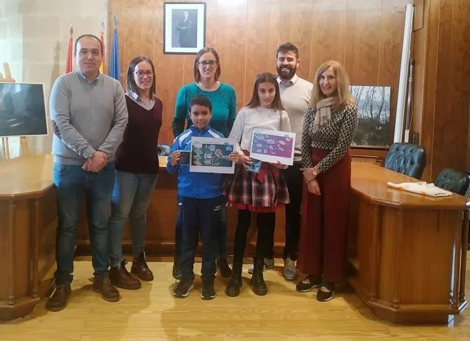 Jimena Cosme e Iker Jiménez junto a representantes del Ayuntamiento albense