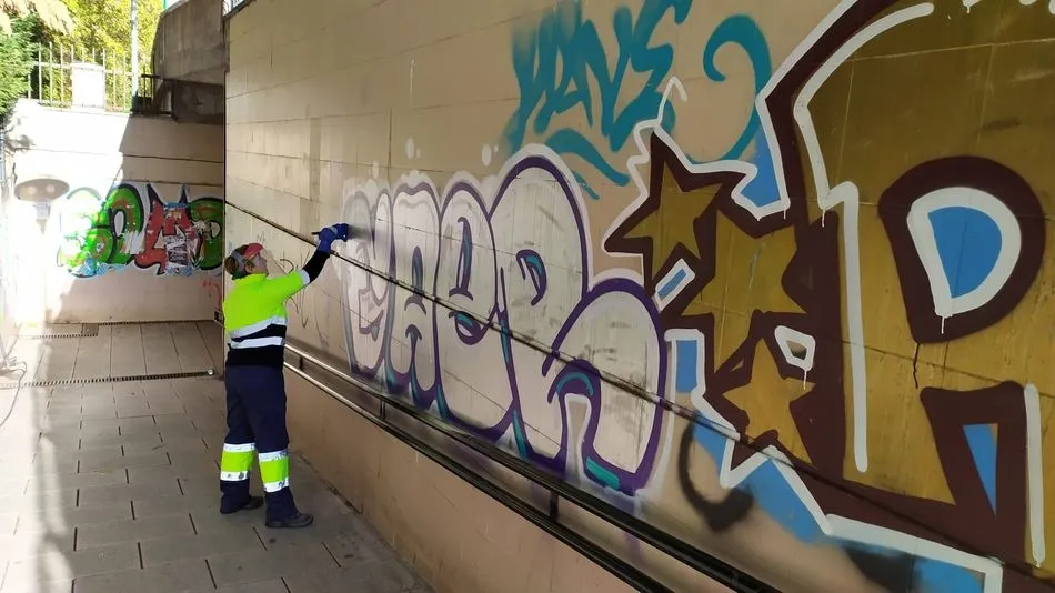 Foto 4 - Adi&oacute;s a las pintadas vand&aacute;licas y grafitis del t&uacute;nel peatonal del Paseo del Ferrocarril