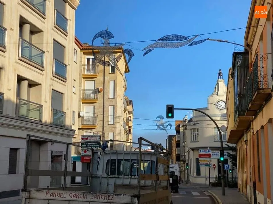 Los operarios municipales instalan los adornos navideños