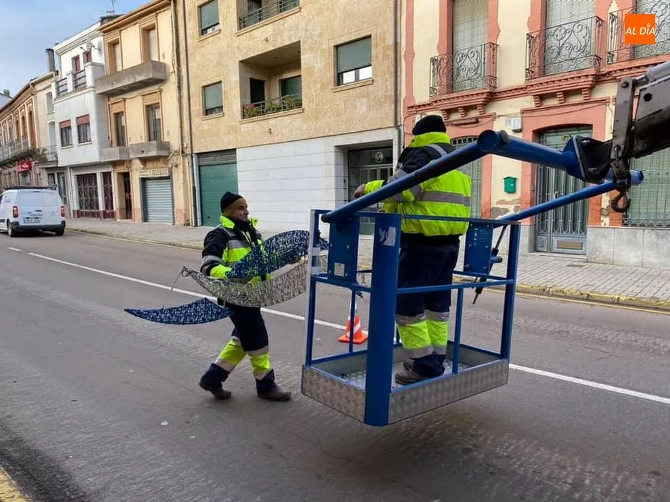 Foto 2 - Los operarios municipales instalan los adornos navide&ntilde;os