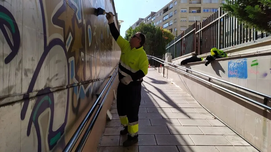Limpieza de las pintadas y grafitis en el túnel peatonal del Paseo del Ferrocarril