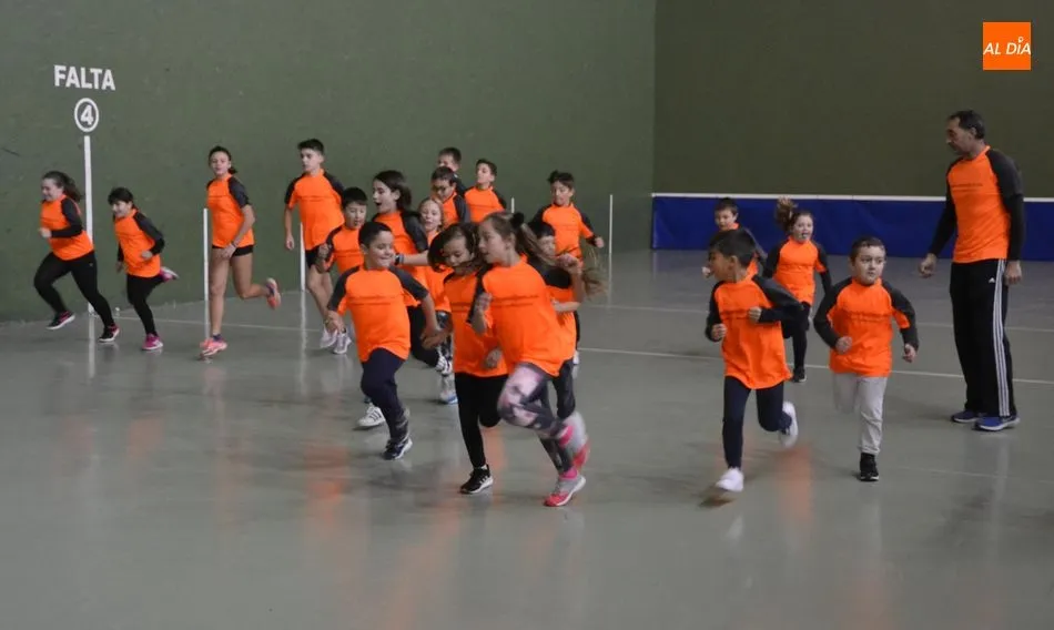 Foto 10 - Unos 70 ni&ntilde;os y j&oacute;venes asisten esta temporada a la Escuela de Atletismo  