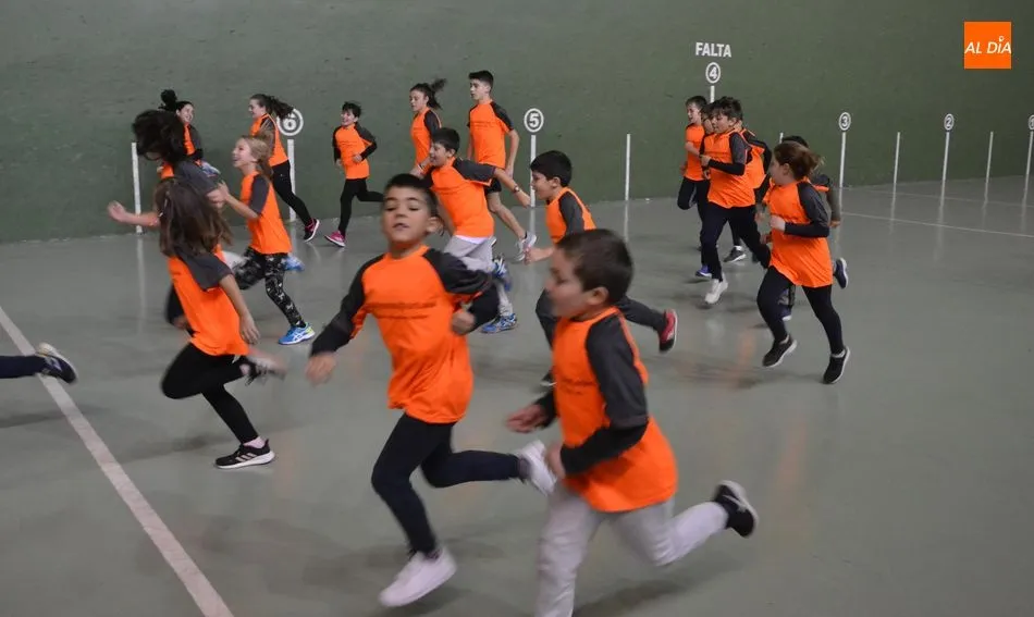 Foto 9 - Unos 70 ni&ntilde;os y j&oacute;venes asisten esta temporada a la Escuela de Atletismo  