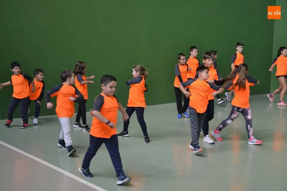 Foto 7 - Unos 70 ni&ntilde;os y j&oacute;venes asisten esta temporada a la Escuela de Atletismo  