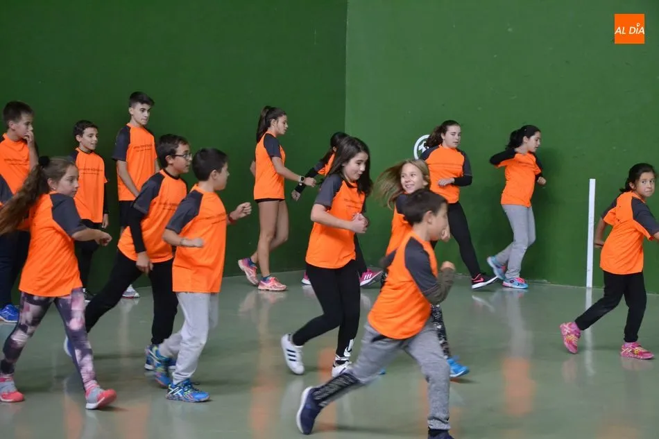 Foto 8 - Unos 70 ni&ntilde;os y j&oacute;venes asisten esta temporada a la Escuela de Atletismo  