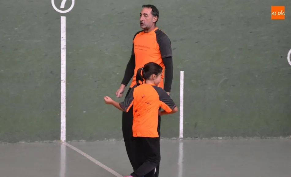 Foto 6 - Unos 70 ni&ntilde;os y j&oacute;venes asisten esta temporada a la Escuela de Atletismo  