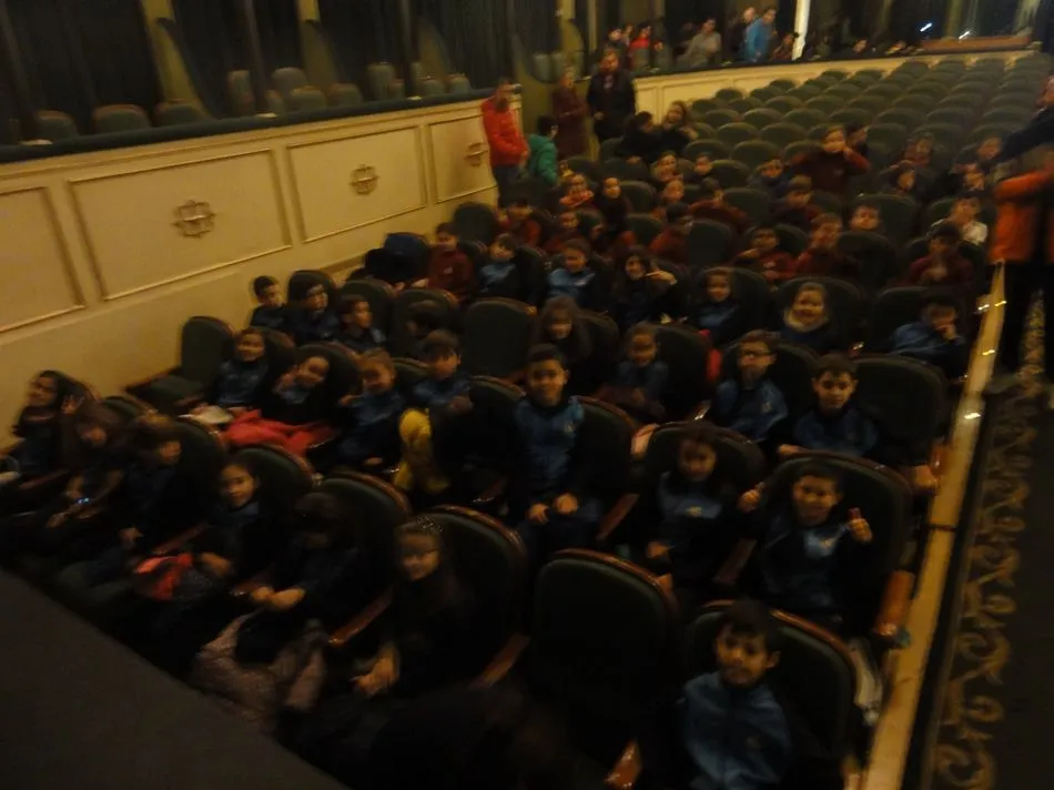 Foto 2 - Los alumnos del Colegio San Juan Bosco disfrutan en el Liceo de la obra &lsquo;Peregrinos&rsquo;