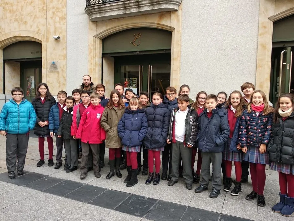 Foto 7 - Los alumnos del Colegio San Juan Bosco disfrutan en el Liceo de la obra &lsquo;Peregrinos&rsquo;