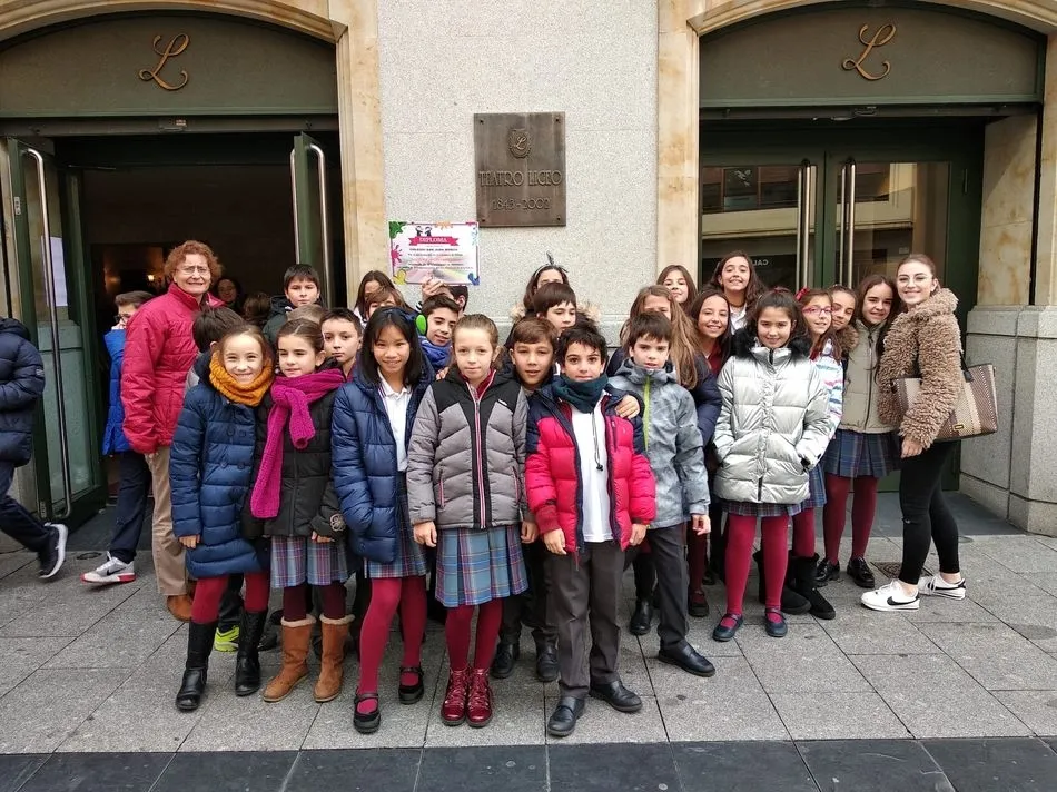 Foto 6 - Los alumnos del Colegio San Juan Bosco disfrutan en el Liceo de la obra &lsquo;Peregrinos&rsquo;