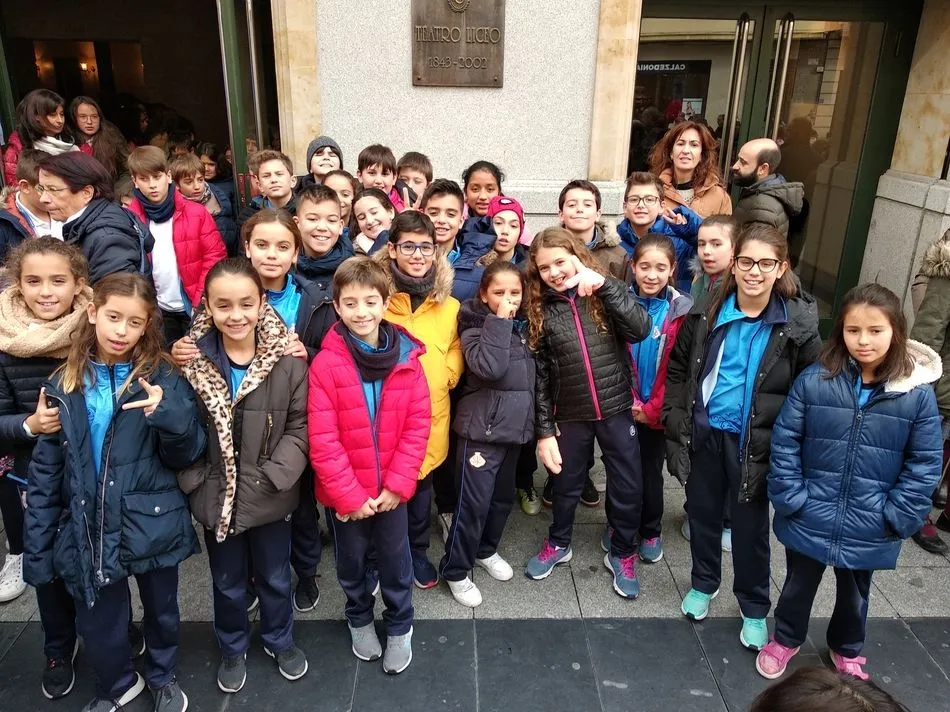 Foto 5 - Los alumnos del Colegio San Juan Bosco disfrutan en el Liceo de la obra &lsquo;Peregrinos&rsquo;