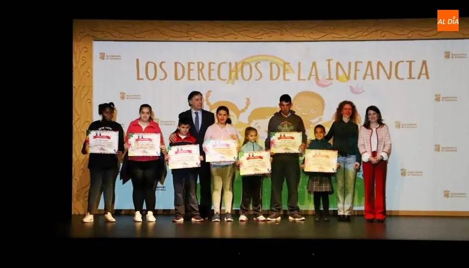 El alcalde de Salamanca, Carlos García Carbayo, ha compartido hoy con los alumnos la entrega de los premios del concurso de dibujo en el Liceo