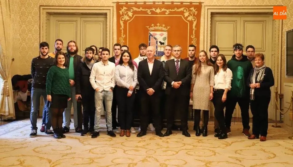 ​El concejal de Promoción Económica, Juan José Sánchez Alonso, junto a los alumnos que han concluido esta formación. Foto de Lydia González