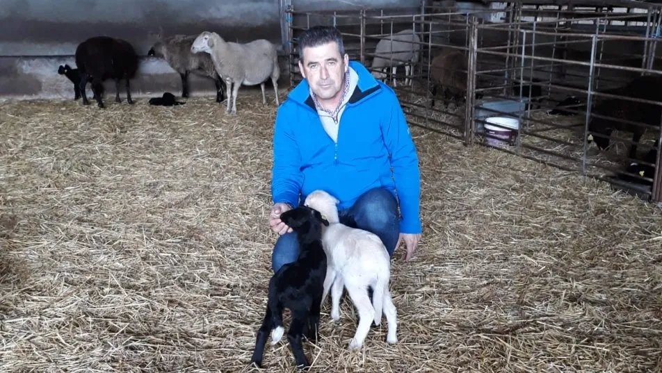 El diputado Julián Barrera posa con las nuevas incorporaciones a su rebaño